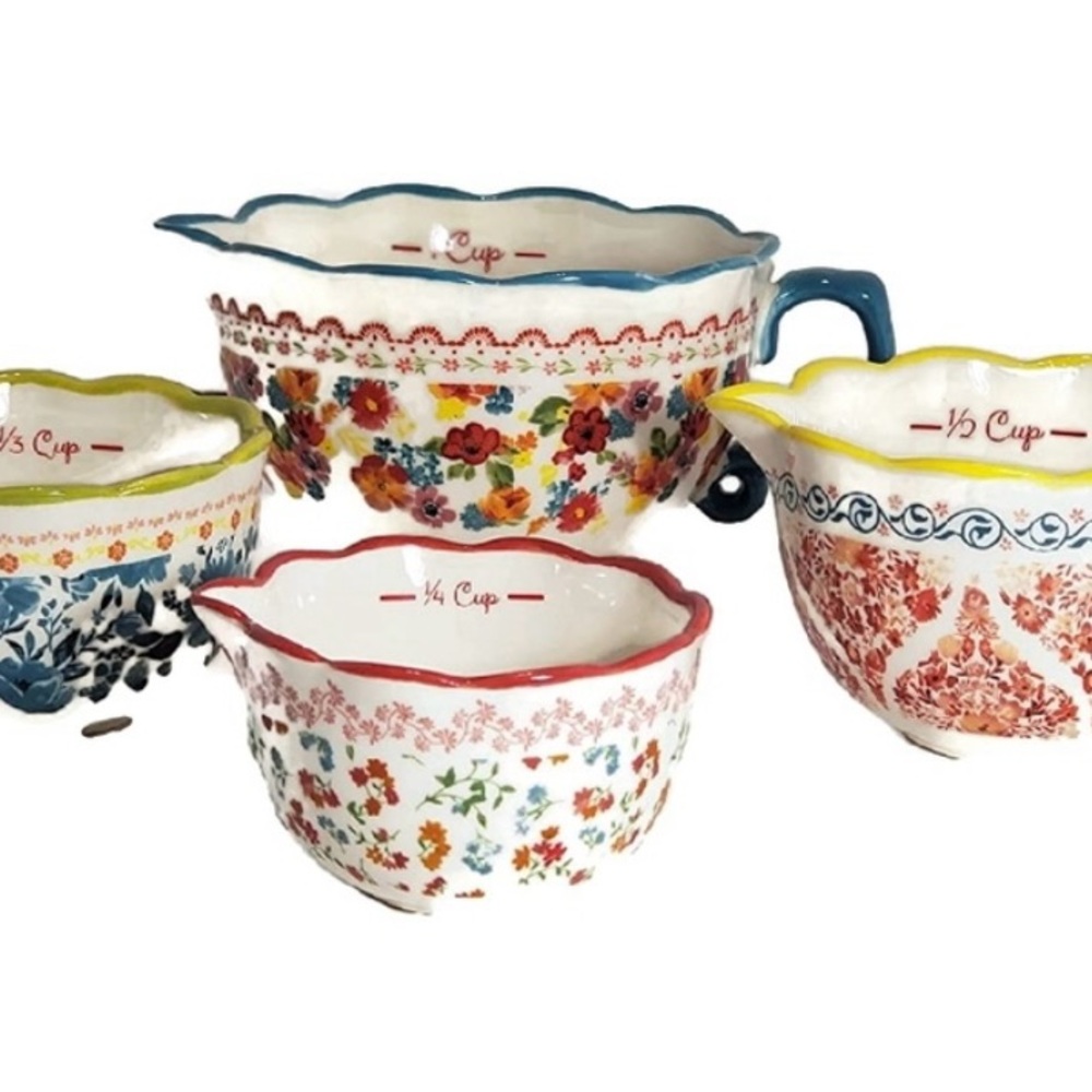 Measuring cups and spoons